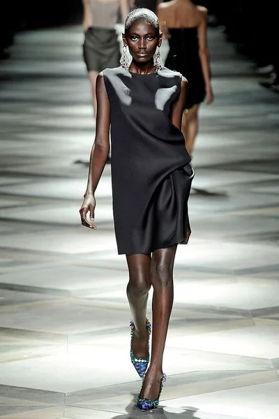 Look 16